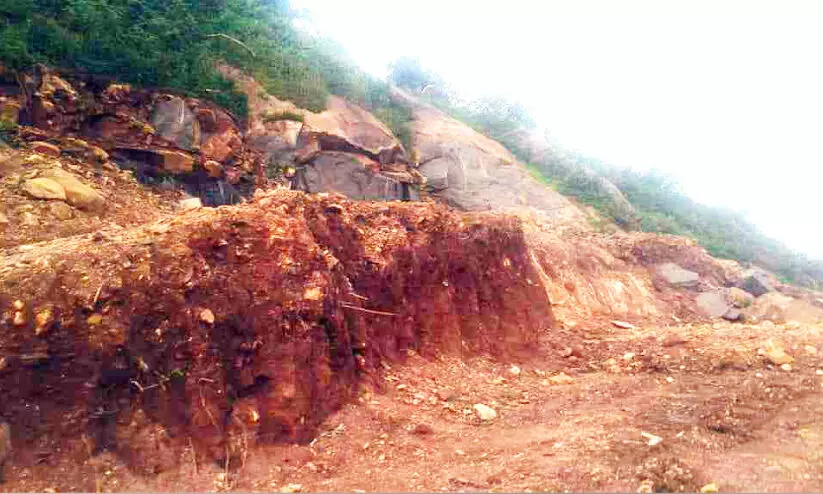 ആനച്ചാടിയിൽ മലയിടിക്കൽ ഉരുൾപൊട്ടൽ ഭീതിയിൽ പ്രദേശവാസികൾ ആനച്ചാടിയിൽ മലയിടിക്കൽ ഉരുൾപൊട്ടൽ ഭീതിയിൽ പ്രദേശവാസികൾ