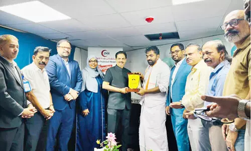 ചാ​ണ്ടി ഉ​മ്മ​ൻ എം.​എ​ൽ.​എ​ക്ക് ജെ.​എ​ൻ.​എ​ച്ച്, അ​ൽ​റ​യാ​ൻ ഗ്രൂ​പ്പു​ക​ൾ സ്വീ​ക​ര​ണം ന​ൽ​കി