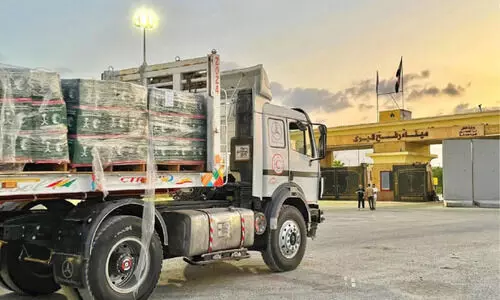 ഭ​ക്ഷ്യ​സ​ഹാ​യ പ്ര​വാ​ഹം തു​ട​രു​ന്നു; സൗ​ദി​യു​ടെ ഏ​ഴ്​ ദു​രി​താ​ശ്വാ​സ ട്ര​ക്കു​ക​ൾ ഗ​സ്സ മു​ന​മ്പി​ലെ​ത്തി