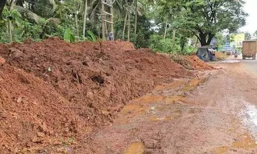 കല്ലും മണ്ണും നിക്ഷേപിച്ചു; സംസ്ഥാനപാതയിൽ അപകട ഭീഷണി