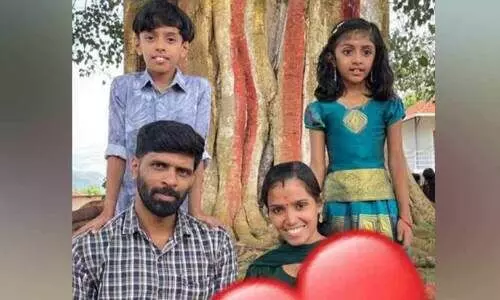 ഉരുൾ ദുരന്തത്തിന് ഒരാണ്ട്: മഹേഷും മകൾ ആരാധ്യയും പോയത് വിശ്വസിക്കാനാവാതെ രമ്യ ഉരുൾ ദുരന്തത്തിന് ഒരാണ്ട്: മഹേഷും മകൾ ആരാധ്യയും പോയത് വിശ്വസിക്കാനാവാതെ രമ്യ