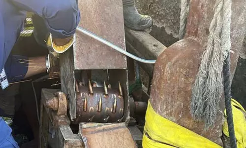 തൊ​ഴി​ലാ​ളി​യു​ടെ കൈ ​ഐ​സ് ഗ്രൈ​ൻ​ഡ​റി​ൽ കു​ടു​ങ്ങി