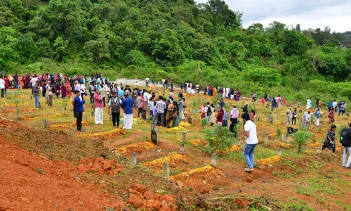 ദുരന്തത്തിൽ പൊലിഞ്ഞവർക്ക് നാടിന്റെ ആദരം