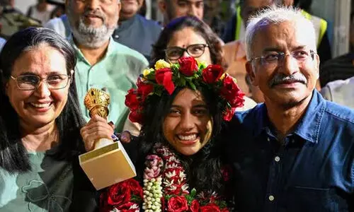 നാടിന്റെ ആഘോഷത്തിലേക്ക് ലോകകപ്പുമായി ദിവ്യയെത്തി