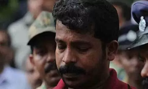 കൊടി സുനിക്ക് മദ്യം വാങ്ങി നൽകിയ സംഭവം; മൂന്ന് പൊലീസുകാർക്ക് സസ്പെൻഷൻ