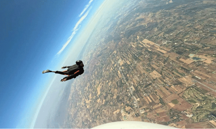 ‘ആത്മഹത്യ ചെയ്ത് അമ്മയെ വിഷമിപ്പിക്കാൻ വയ്യ. സ്‌കൈ ഡൈവിങ്ങിനിടെ അപകടമെന്ന്‌ തോന്നിപ്പിക്കുംവിധം ജീവിതം അവസാനിപ്പിക്കാം’ -കൃത്രിമക്കാലുമായി ഒറ്റക്ക് സ്കൈ ഡൈവ് ചെയ്ത ശ്യാം കുമാർ ഇന്ന് ഗിന്നസ്‌ റെക്കോഡിനുടമ