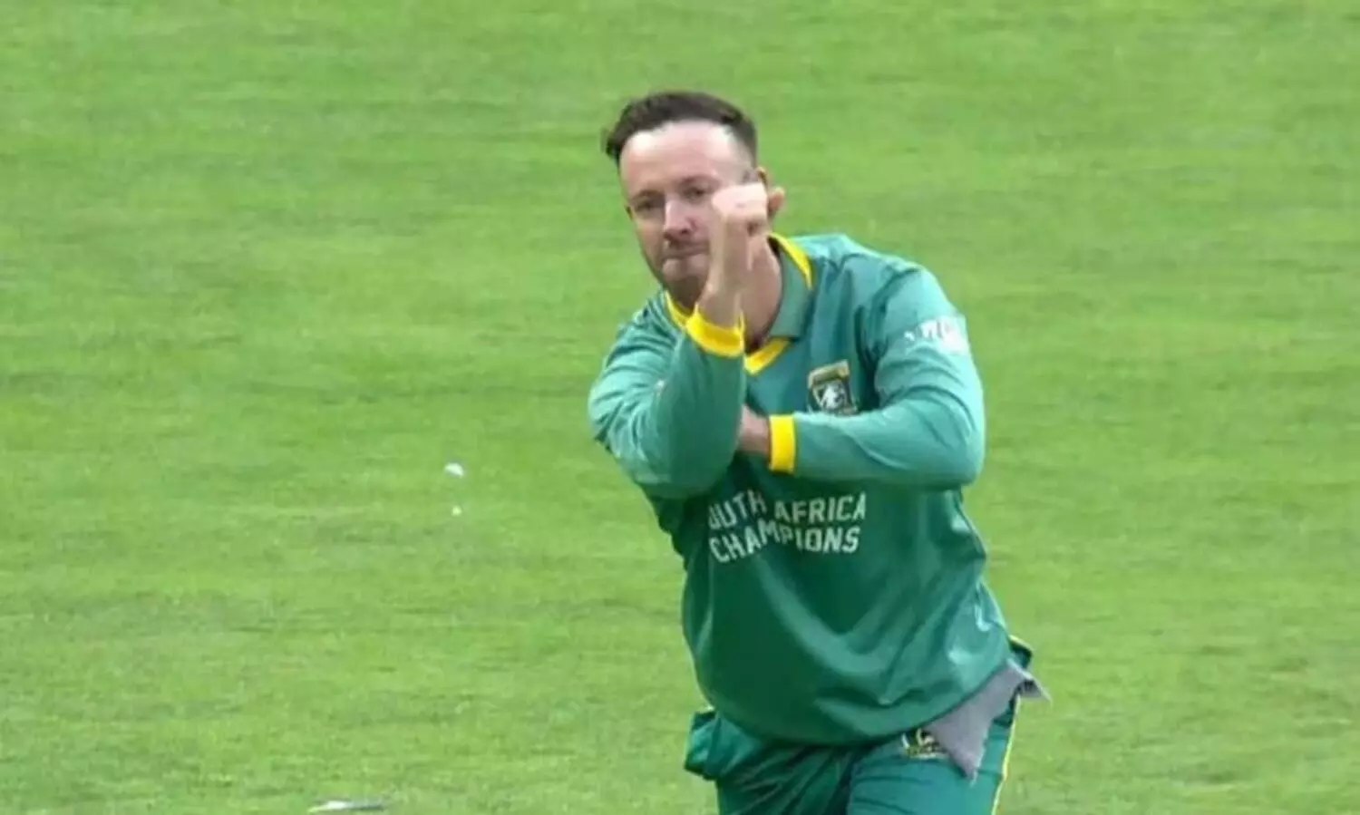 ഹമ്പമ്പോ... എന്തൊരു ത്രോ...!  ഉന്നംപിഴക്കാതെ എബി ഡിവില്ലിയേഴ്സ് -വിഡിയോ