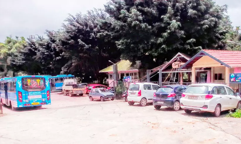 മീ​ന​ങ്ങാ​ടി ബ​സ് സ്റ്റാ​ൻ​ഡി​ലെ അ​ന​ധി​കൃ​ത പാ​ർ​ക്കി​ങ്; ന​ട​പ​ടിയെടു​ക്കാ​തെ ഭ​ര​ണ​സ​മി​തി