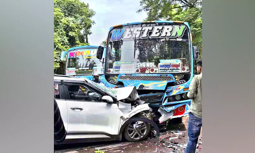 ബ​സും കാ​റും കൂ​ട്ടി​യി​ടി​ച്ച് 14 പേ​ർ​ക്ക് പ​രി​ക്ക്