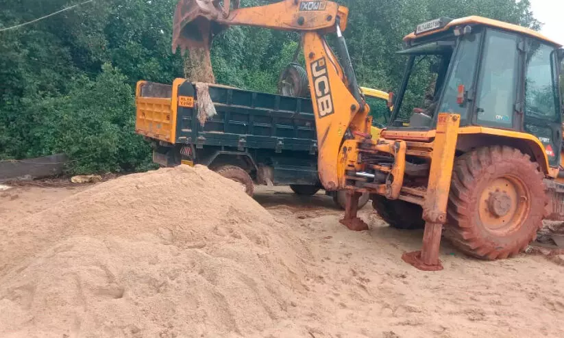 മണൽക്കടത്തുമായി ബന്ധം; ആറു​ പൊലീസുകാര്‍ക്ക് സസ്‌പെന്‍ഷന്‍