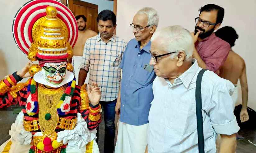 കലാമണ്ഡലം ശിവൻ നമ്പൂതിരി മു​ഖ​ത്തെ​ഴു​ത്ത് അ​വ​സാ​നി​പ്പി​ച്ച് അരങ്ങൊഴിഞ്ഞു