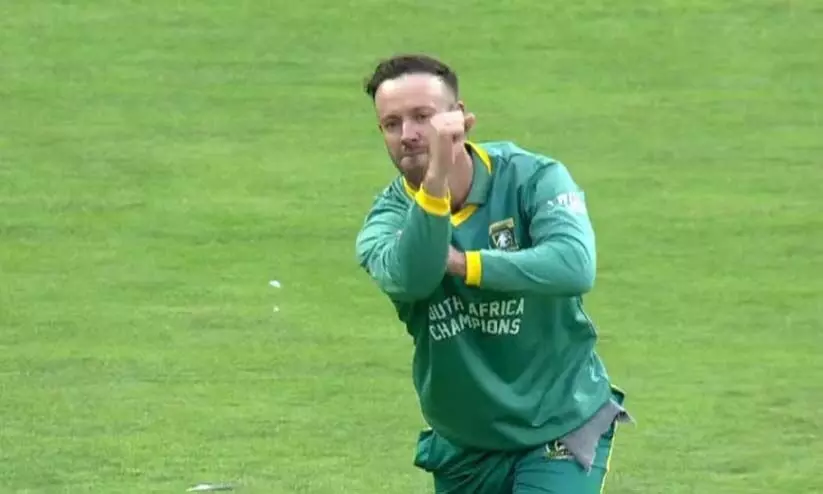 ഹമ്പമ്പോ... എന്തൊരു ത്രോ...! ഉന്നംപിഴക്കാതെ എബി ഡിവില്ലിയേഴ്സ് -വിഡിയോ ഹമ്പമ്പോ... എന്തൊരു ത്രോ...! ഉന്നംപിഴക്കാതെ എബി ഡിവില്ലിയേഴ്സ് -വിഡിയോ