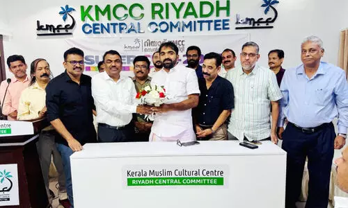 കെ.​എം.​സി.​സി ചാ​ണ്ടി ഉ​മ്മ​ൻ എം.​എ​ൽ.​എ​ക്ക് സ്വീ​ക​ര​ണം ന​ൽ​കി