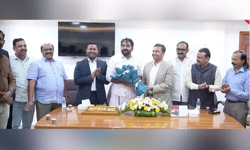 ചാ​ണ്ടി ഉ​മ്മ​ന്‍ എം.​എ​ല്‍.​എ​ക്ക് അ​ബീ​ര്‍ ഗ്രൂ​പ് സ്വീ​ക​ര​ണം ന​ല്‍കി