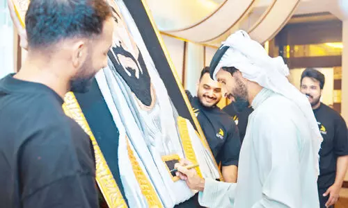 പ്രാ​ദേ​ശി​ക യു​വ​ക​ലാ​കാ​ര​ന്മാ​രെ സ്വീ​ക​രി​ച്ച് ശൈ​ഖ് നാ​സ​ർ