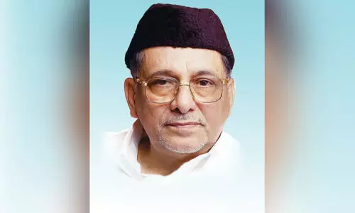 പാ​ണ​ക്കാ​ട് മു​ഹ​മ്മ​ദ​ലി ശി​ഹാ​ബ് ത​ങ്ങ​ള്‍​‘നേ​തൃ​മാ​ഹാ​ത്മ്യ​ത്തി​ന്റെ ചെ​ങ്കോ​ല്‍