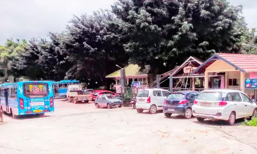 മീ​ന​ങ്ങാ​ടി ബ​സ് സ്റ്റാ​ൻ​ഡി​ലെ അ​ന​ധി​കൃ​ത പാ​ർ​ക്കി​ങ്; ന​ട​പ​ടിയെടു​ക്കാ​തെ ഭ​ര​ണ​സ​മി​തി