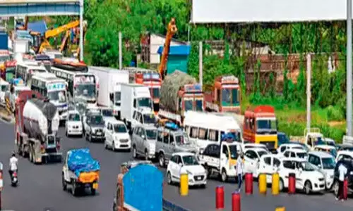 പാ​ലി​യേ​ക്ക​ര​യി​ൽ ഗ​താ​ഗ​ത​ക്കു​രു​ക്കി​നി​ട​യി​ലെ ടോ​ൾ പി​രി​വ്​ ഉ​ചി​ത​മ​ല്ലെ​ന്ന് ഹൈ​കോ​ട​തി
