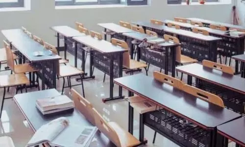 സ്കൂളിൽ ക്ലാസെടുക്കുന്നതിനിടെ പുകവലി, കുട്ടികളെ ദുർമന്ത്രവാദത്തിന് ഉപയോഗിക്കുന്നതായും പരാതി; അധ്യാപികയെ സസ്പെൻഡ് ചെയ്തു