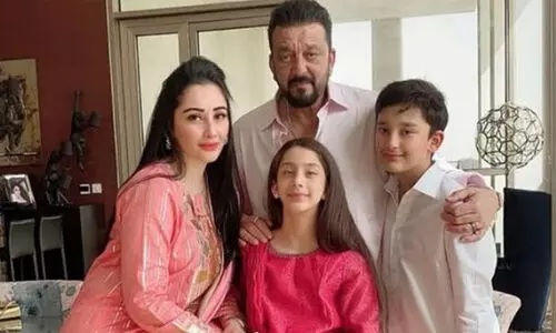 sanjay dutt with family