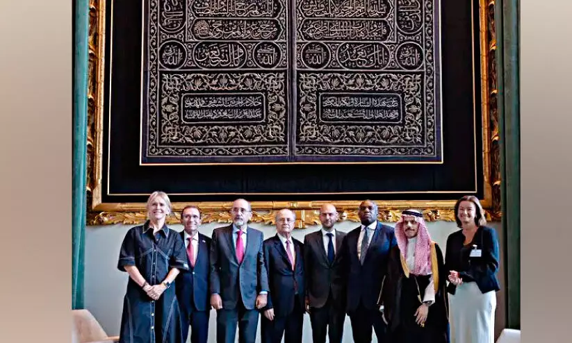 നാ​ല്​ പ​തി​റ്റാ​ണ്ടി​​ന്‍റെ തി​ള​ങ്ങു​ന്ന ച​രി​ത്രം; ന്യൂ​യോ​ർ​ക്കി​ലെ യു.​എ​ൻ ഹാ​ളി​ൽ മിന്നിത്തിള​ങ്ങി ‘ക​അ്​​ബ​യു​ടെ വാ​തി​ൽ വി​രി’