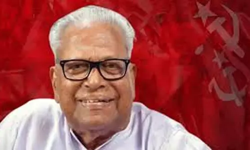 ആധുനിക കേരളം കെട്ടിപ്പടുക്കുന്നതിൽ വി.എസിന്റെ പങ്ക്​ മഹത്തരം.- പിണറായി വിജയൻ