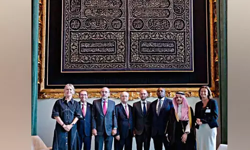 നാല് പതിറ്റാണ്ടിന്റെ തിളങ്ങുന്ന ചരിത്രം; ന്യൂയോർക്കിലെ യു.എൻ ഹാളിൽ മിന്നിത്തിളങ്ങി ‘കഅ്ബയുടെ വാതിൽ വിരി’ നാല് പതിറ്റാണ്ടിന്റെ തിളങ്ങുന്ന ചരിത്രം; ന്യൂയോർക്കിലെ യു.എൻ ഹാളിൽ മിന്നിത്തിളങ്ങി ‘കഅ്ബയുടെ വാതിൽ വിരി’