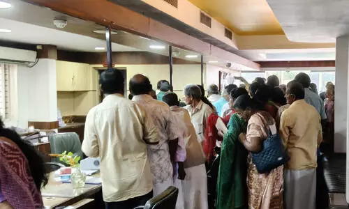 ഇ​രി​ങ്ങാ​ല​ക്കു​ട ടൗ​ൺ സ​ഹ​ക​ര​ണ ബാ​ങ്ക്: രാവിലെ മുതൽ ഓ​ടിയെത്തി നിക്ഷേപകർ; എങ്ങും ആ​ശങ്കയുടെ മുഖങ്ങൾ