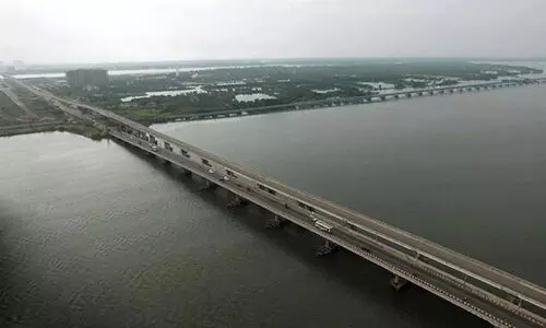 ഗോശ്രീ പാലത്തിലെ ഗതാഗതക്കുരുക്ക്; പാലം നിർമാണം 25 ദിവസത്തിൽ പൂർത്തിയാക്കും; കൗണ്ട് ഡൗൺ ബോർഡുമായി ഫ്രാഗ്