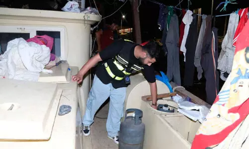 ക​പ്പ​ലു​ക​ളി​ൽ പ​രി​ശോ​ധ​ന; തീ​പി​ടി​ക്കു​ന്ന വ​സ്തു​ക്ക​ളും ഗ്യാ​സ് സി​ലി​ണ്ട​റു​ക​ളും പി​ടി​ച്ചെ​ടു​ത്തു