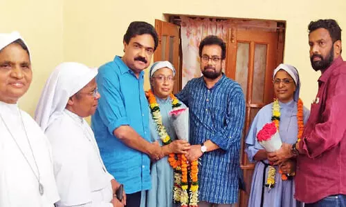 മോചനത്തിന്റെ ​ക്രെഡിറ്റിന്  തിക്കുംതിരക്കും