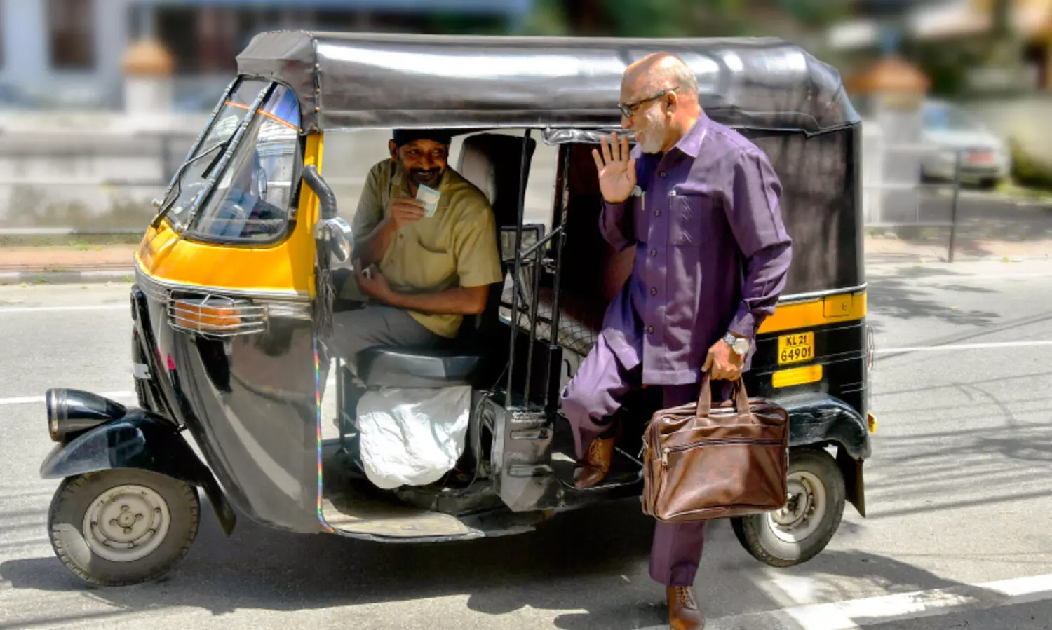 എതിരാളികൾ കമീഷനിൽ തന്നെ