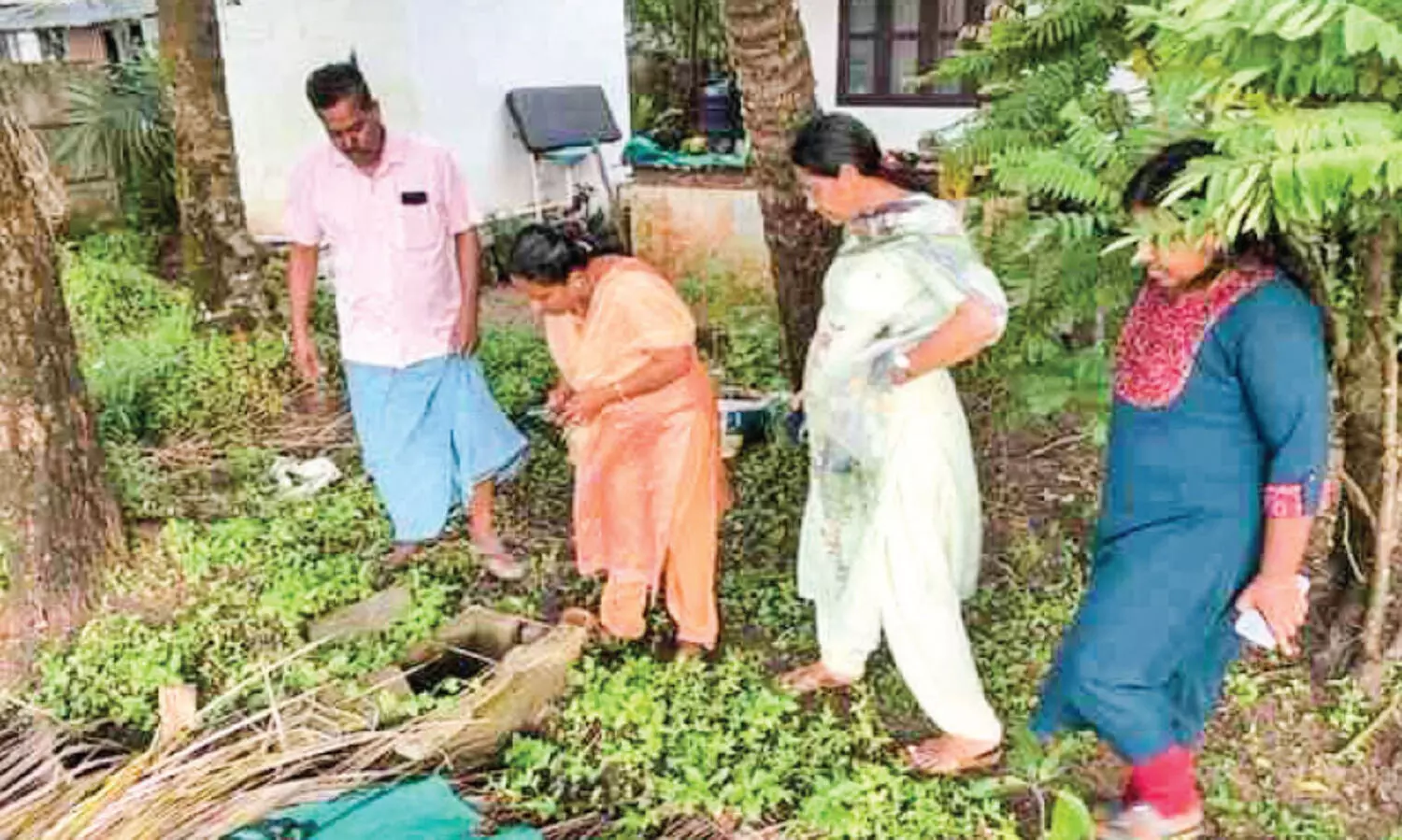 മൂന്നുവർഷമായി വാട്ടർ അതോറിറ്റിയുടെ വെള്ളമില്ല; ചേറ്റുവ തീരദേശത്ത് ഉദ്യോഗസ്ഥ സംഘം പരിശോധന നടത്തി