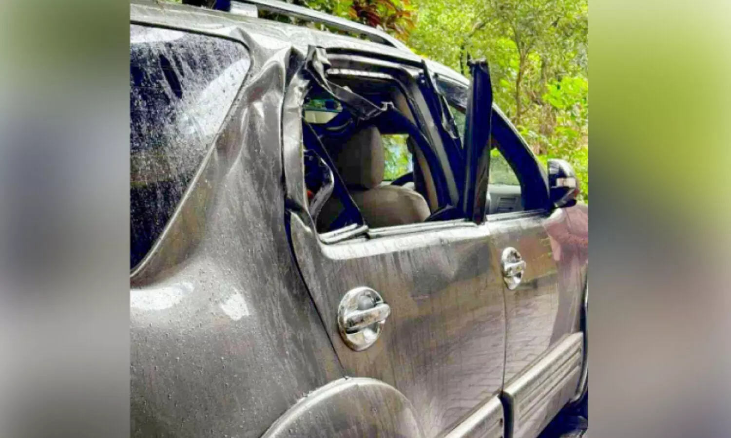 തു​മ്പൂ​ർ​മു​ഴി​യി​ൽ കാ​ർ ആ​ക്ര​മി​ച്ച് കാ​ട്ടാ​ന