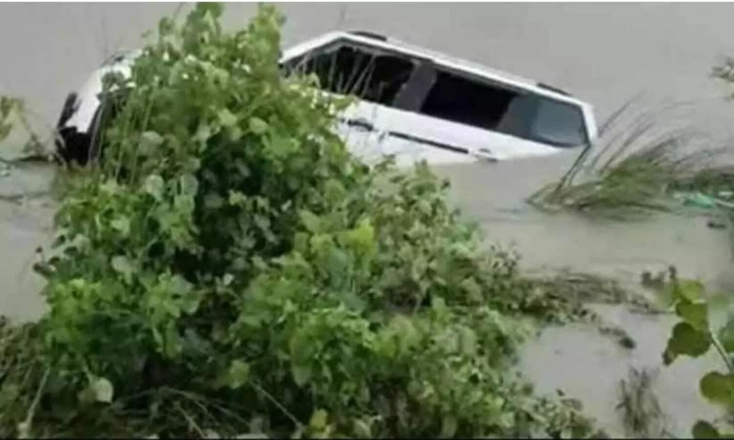 ഉത്തർ പ്രദേശിൽ എസ്.യു.വി കനാലിലേക്ക് മറിഞ്ഞ് 11 മരണം