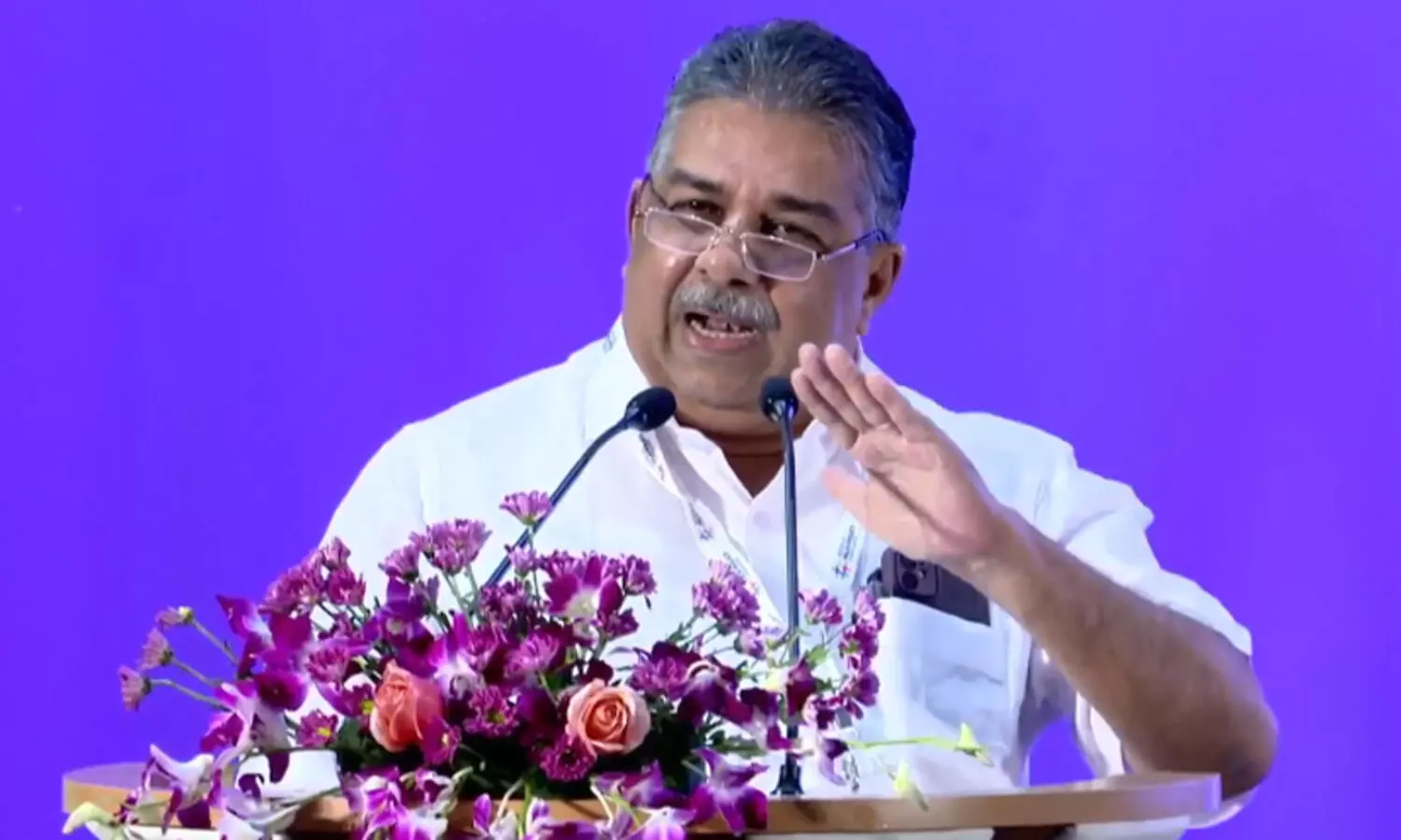 സിനിമയുടെ 80 ശതമാനത്തിലധികം തുക ചെലവ‍ഴിക്കുന്നത് താരങ്ങൾക്കു വേണ്ടിയാണ്, അത് കുറക്കുന്നത് അവർ തന്നെ തീരുമാനിക്കണം; മന്ത്രി സജി ചെറിയാൻ