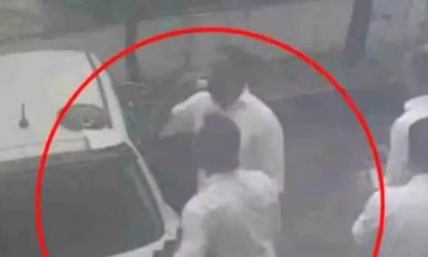 പൊ​ലീ​സ് ഒ​ത്താ​ശ​യി​ൽ ടി.​പി കേ​സ് പ്ര​തി​ക​ളുടെ മ​ദ്യ​പാ​നം  : കൊ​​ടി സു​​നി​യും സം​ഘ​വും ത​ല​ശ്ശേ​രി​യി​ലെ ബാ​റി​ന് മു​ന്നി​ൽ മ​ദ്യ​പി​ക്കു​ന്ന ദൃ​ശ്യ​ങ്ങ​ൾ പു​റ​ത്ത്