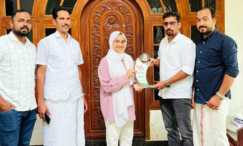 പി.​ജി ഒ​ന്നാം റാ​ങ്കു​കാ​രി​യെ ആ​ദ​രി​ച്ചു