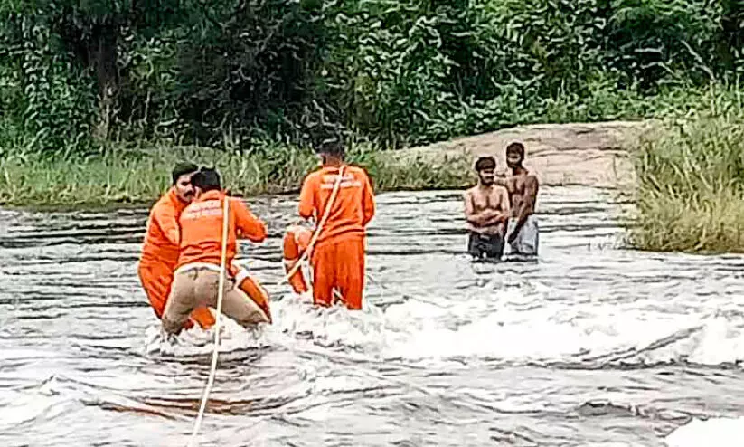 ഒഴുക്കിൽപ്പെട്ട് വിദ്യാർഥികൾ; രക്ഷകരായി ഫയർഫോഴ്സ്