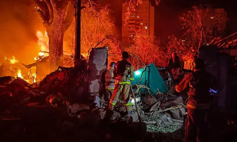 റഷ്യൻ എണ്ണ സംഭരണശാല ആക്രമിച്ച് യുക്രെയ്ൻ; കരിങ്കടൽ തീരത്തെ വീടുകൾ തകർത്ത് റഷ്യൻ തിരിച്ചടി റഷ്യൻ എണ്ണ സംഭരണശാല ആക്രമിച്ച് യുക്രെയ്ൻ; കരിങ്കടൽ തീരത്തെ വീടുകൾ തകർത്ത് റഷ്യൻ തിരിച്ചടി