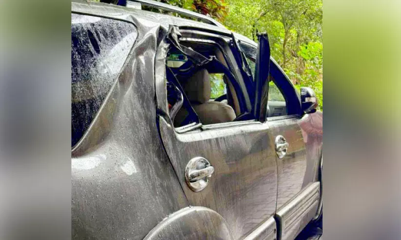 തു​മ്പൂ​ർ​മു​ഴി​യി​ൽ കാ​ർ ആ​ക്ര​മി​ച്ച് കാ​ട്ടാ​ന