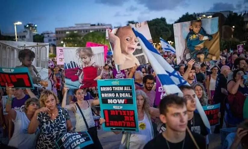 ‘ഗസ്സയിലെ ഭീകരത നിർത്തൂ’ -നെതന്യാഹുവിനോട് 1000 ഇസ്രായേലി സാംസ്കാരിക പ്രവർത്തകർ; ഗസ്സയിലെ വിശന്നൊട്ടിയ കുഞ്ഞുങ്ങളുടെ ചിത്രവുമായി തെൽഅവീവിൽ പ്രകടനം ‘ഗസ്സയിലെ ഭീകരത നിർത്തൂ’ -നെതന്യാഹുവിനോട് 1000 ഇസ്രായേലി സാംസ്കാരിക പ്രവർത്തകർ; ഗസ്സയിലെ വിശന്നൊട്ടിയ കുഞ്ഞുങ്ങളുടെ ചിത്രവുമായി തെൽഅവീവിൽ പ്രകടനം