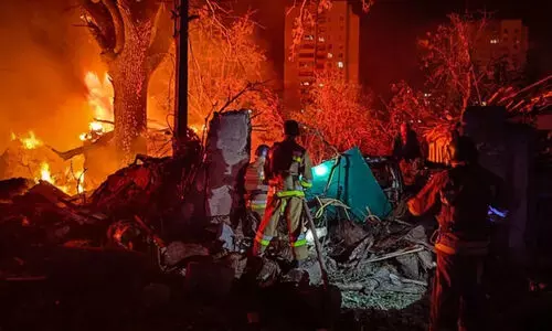 റഷ്യൻ എണ്ണ സംഭരണശാല ആക്രമിച്ച് യുക്രെയ്ൻ;  കരിങ്കടൽ തീരത്തെ വീടുകൾ തകർത്ത് റഷ്യൻ തിരിച്ചടി