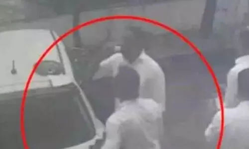 പൊ​ലീ​സ് ഒ​ത്താ​ശ​യി​ൽ ടി.​പി കേ​സ് പ്ര​തി​ക​ളുടെ മ​ദ്യ​പാ​നം  : കൊ​​ടി സു​​നി​യും സം​ഘ​വും ത​ല​ശ്ശേ​രി​യി​ലെ ബാ​റി​ന് മു​ന്നി​ൽ മ​ദ്യ​പി​ക്കു​ന്ന ദൃ​ശ്യ​ങ്ങ​ൾ പു​റ​ത്ത്