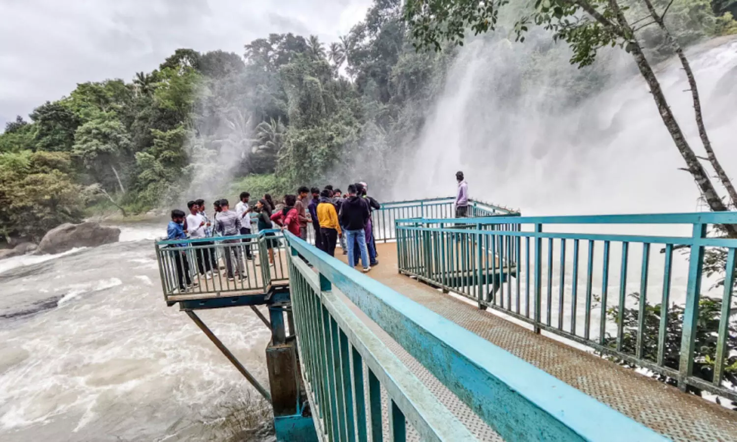 സഞ്ചാരികൾക്ക്​ കുളിരായി ശ്രീനാരായണപുരം വെള്ളച്ചാട്ടം