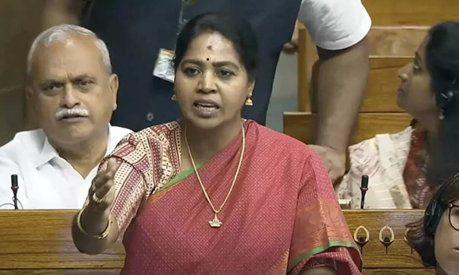 തലസ്ഥാന നഗരിയിൽ എം.പിക്കും രക്ഷയില്ല; ബൈക്കിലെത്തിയ മോഷ്ടാവ് കോൺഗ്രസ് എം.പിയുടെ മാലകവർന്നു