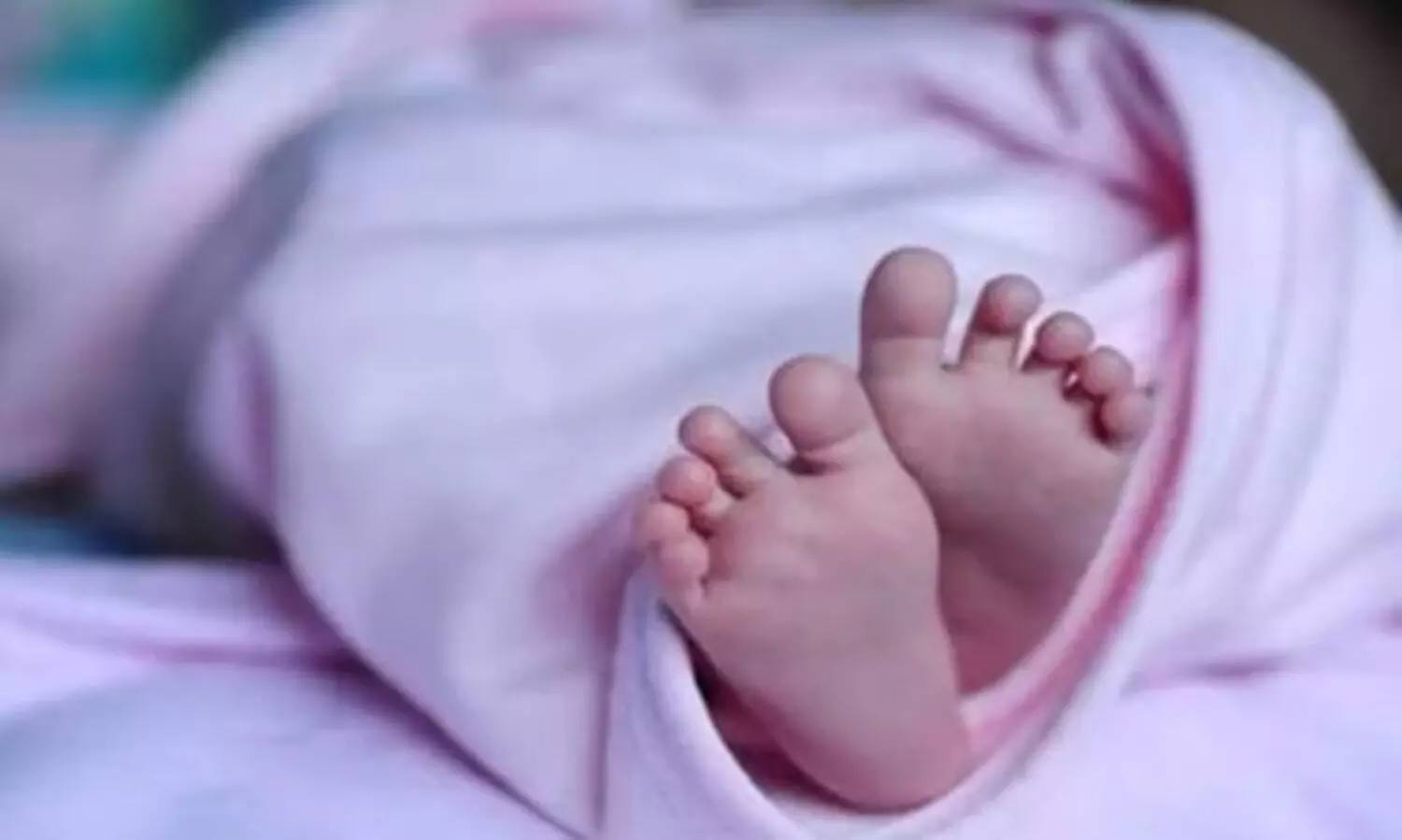 കുഞ്ഞ് മരിച്ചത് മറച്ചുവെച്ച് ദിവസങ്ങളോളം വെന്റിലേറ്ററിൽ സൂക്ഷിച്ചു; ആരോപണവുമായി മാതാപിതാക്കൾ