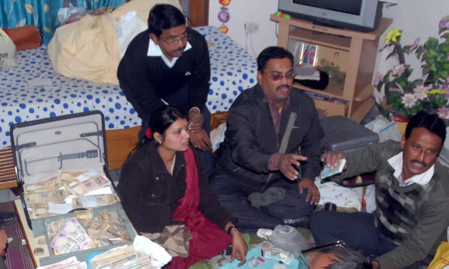 അഴിമതിയുടെ പൂരം; ഉപലോകായുക്തയുടെ മിന്നൽ റെയ്ഡിൽ കർണാടകയിൽ 26 ​ഉദ്യോഗസ്ഥർക്ക് സ്ഥലംമാറ്റവും നാലുപേർക്ക് സസ്​പെൻഷനും