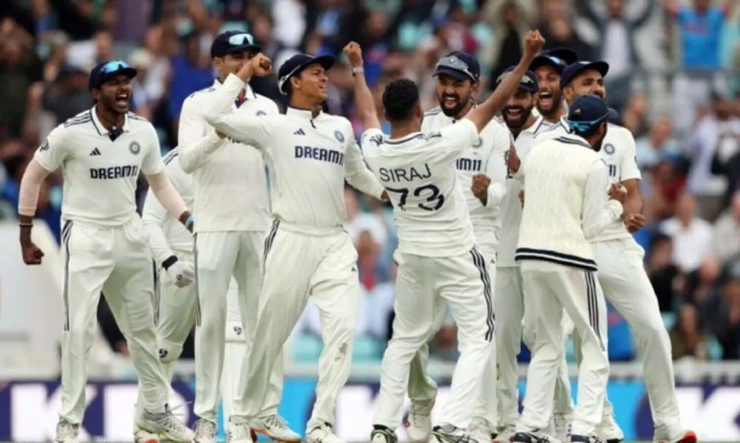 team india celebrates oval test success