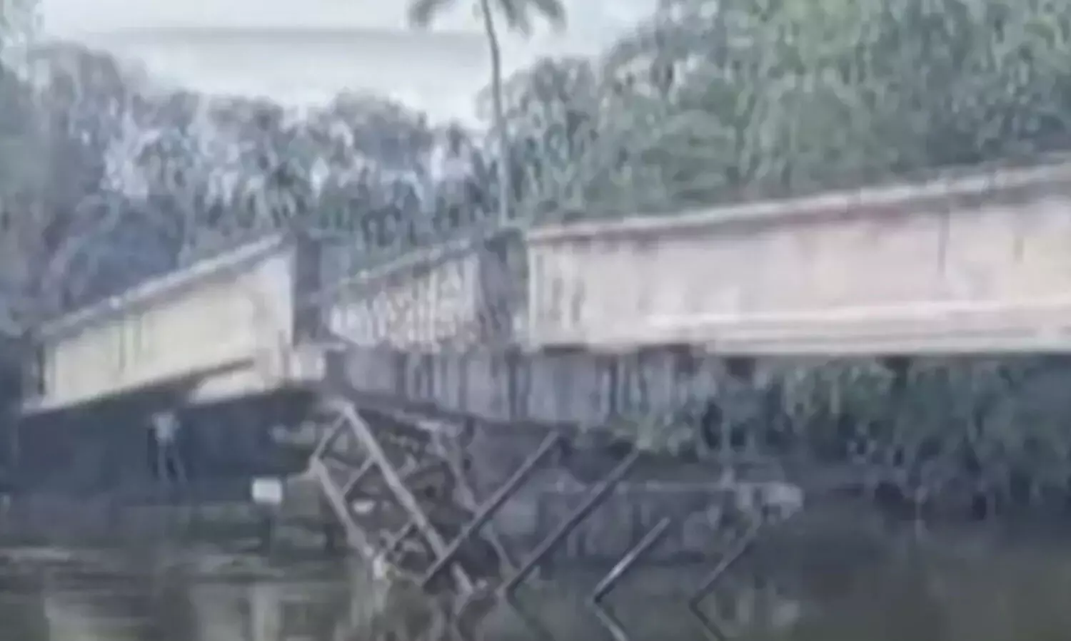 ആലപ്പുഴയിൽ നിർമാണത്തിനിടയിൽ പാലത്തിന്റെ സ്പാൻ ഇളകി വീണു; രണ്ട് മരണം